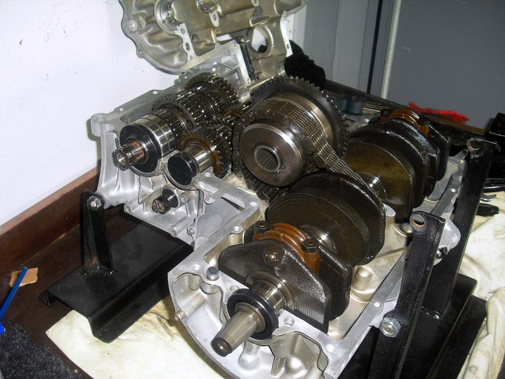 Auch das Getriebe des Honda-Motors brauchte Zuwendung (Quelle: R. Pardeyke)
