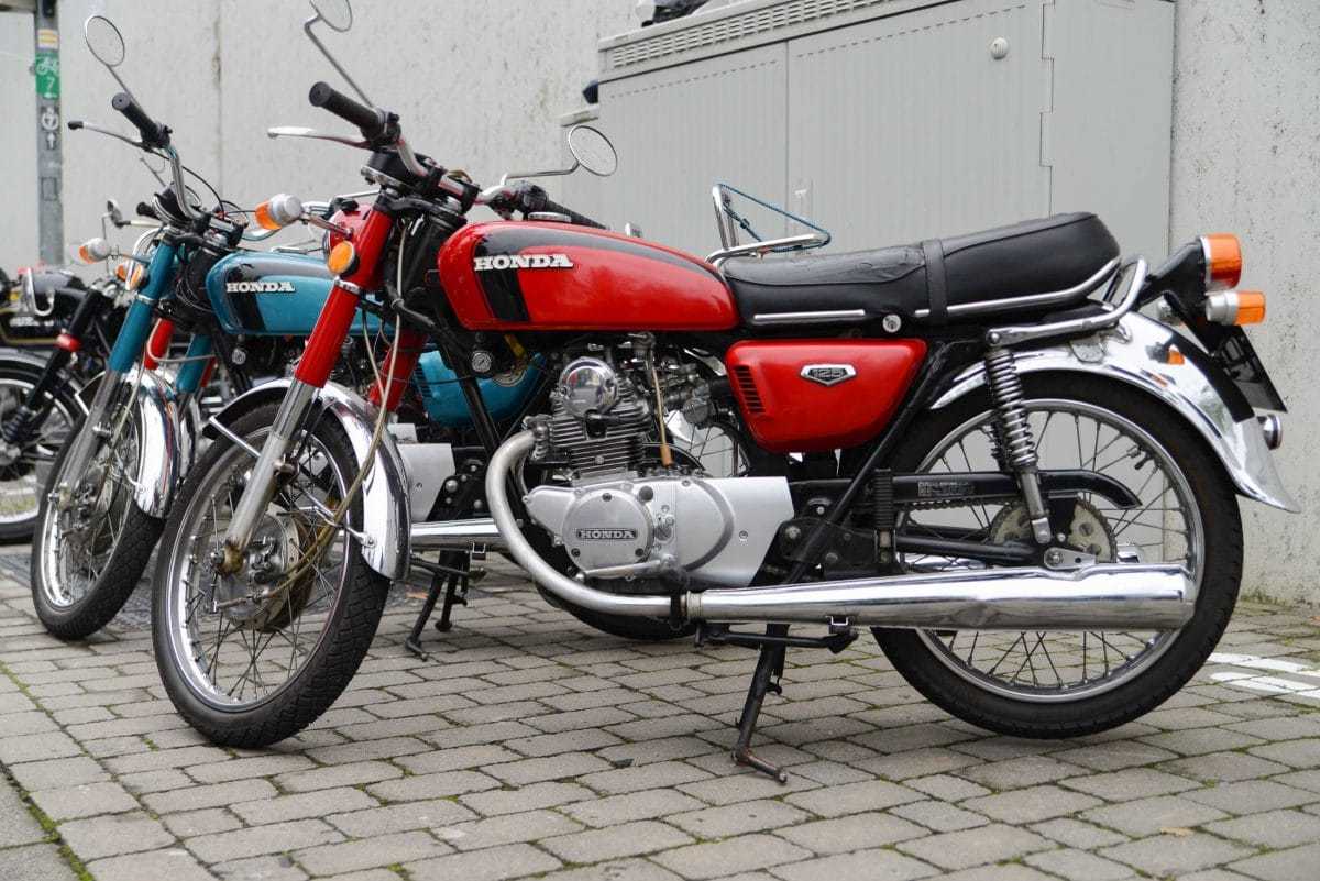 IMCDb.org: 1973 Honda CB 125 K5 in "Le lieu du crime, 1986"