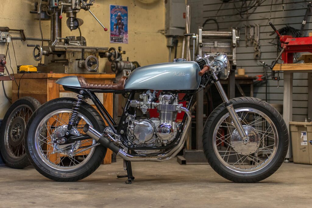 Der Honda CB 550 Caferacer ist farblich von einem Ford Falcon von 1964 inspiriert