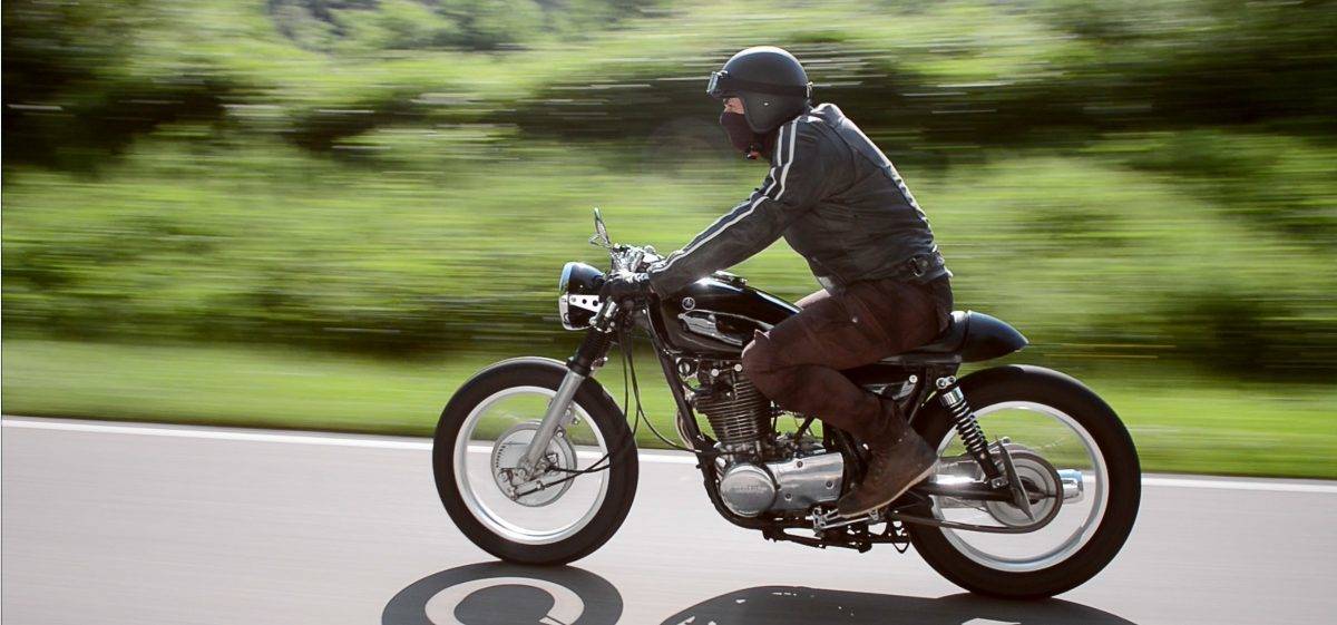 Yamaha SR 500 Café Racer - klassisch-englischer Umbau (1200 x 561 Pixel)