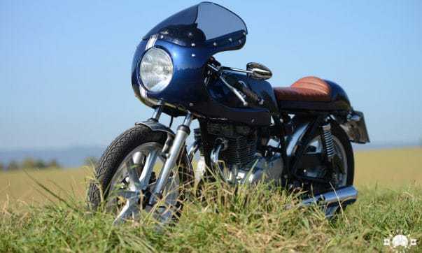 Royal-blauer Yamaha XS 360 Umbau – Café Racer mit Megaphones Yamaha XS 360 Umbau