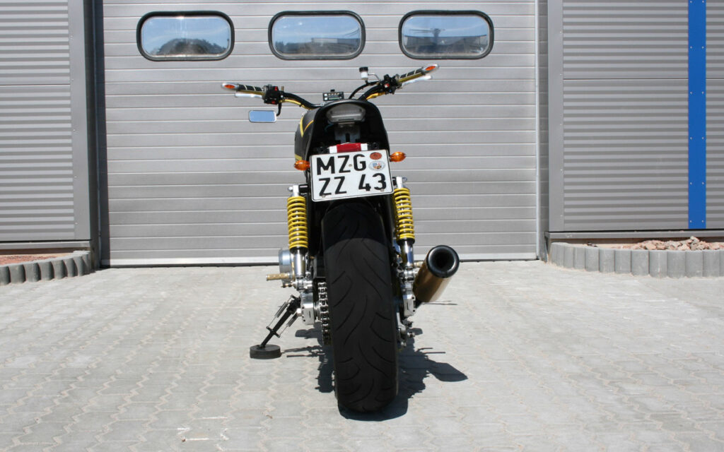 Markant: der Fehling Superbike Lenker an der Kawasaki