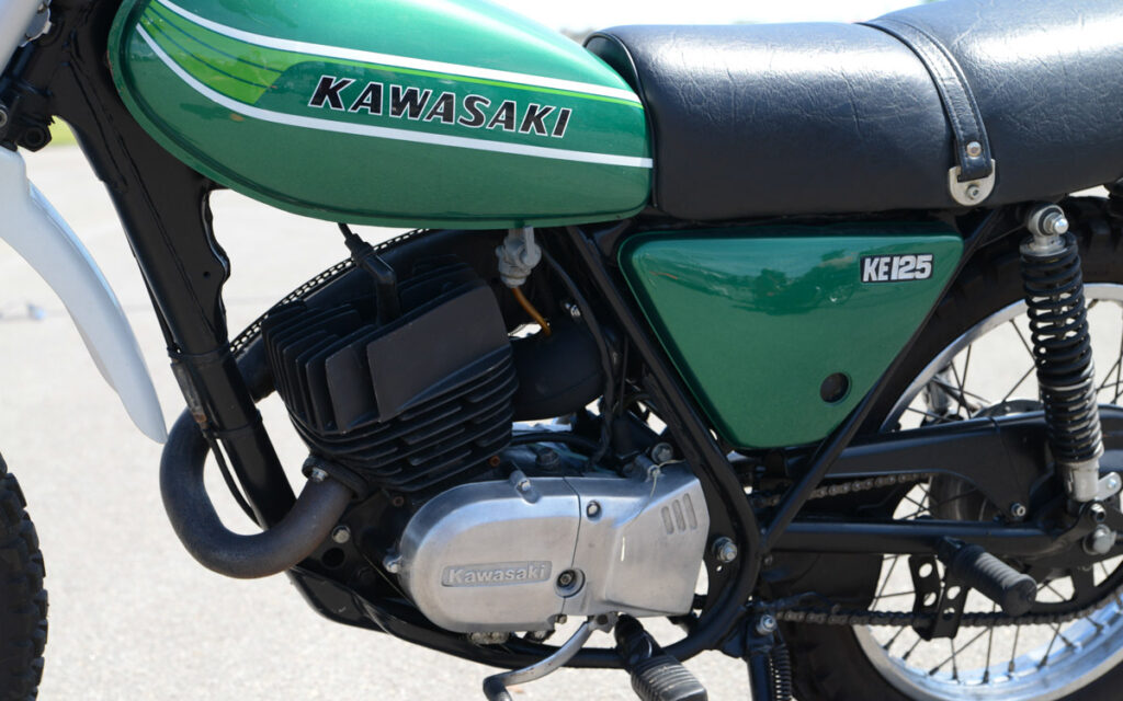 Die Kawasaki KE125 hatte ein drehschiebergesteuertes, luftgekühltes Zweitaktaggregat 