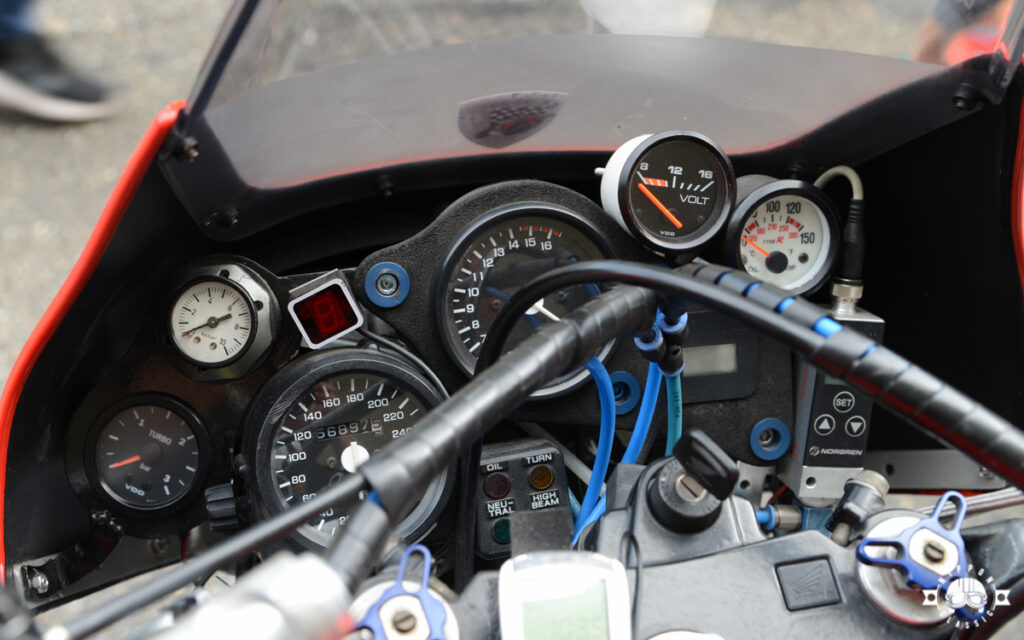Das Cockpit der RC30 mit vielen Zusatzinstrumenten