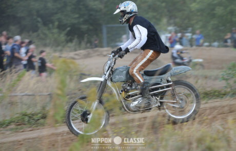 Alte Enduro-Motorräder wühlen sich durch den Sand beim Classic Offroad Festival in Wietstock