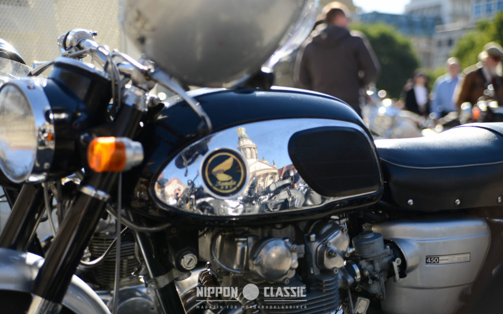 Berlin im Spiegelbild einer Honda CB 450 Black Bomber