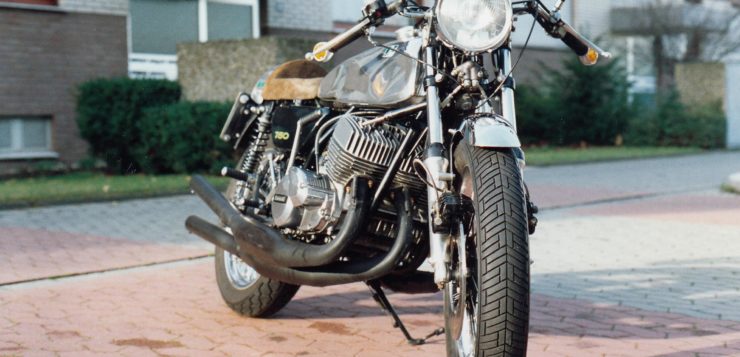 Kawasaki 750 H2 Café Racer Umbau in einer analogen Zeit Schwinge wurde aus Aluminium Kastenprofilen gefertigt