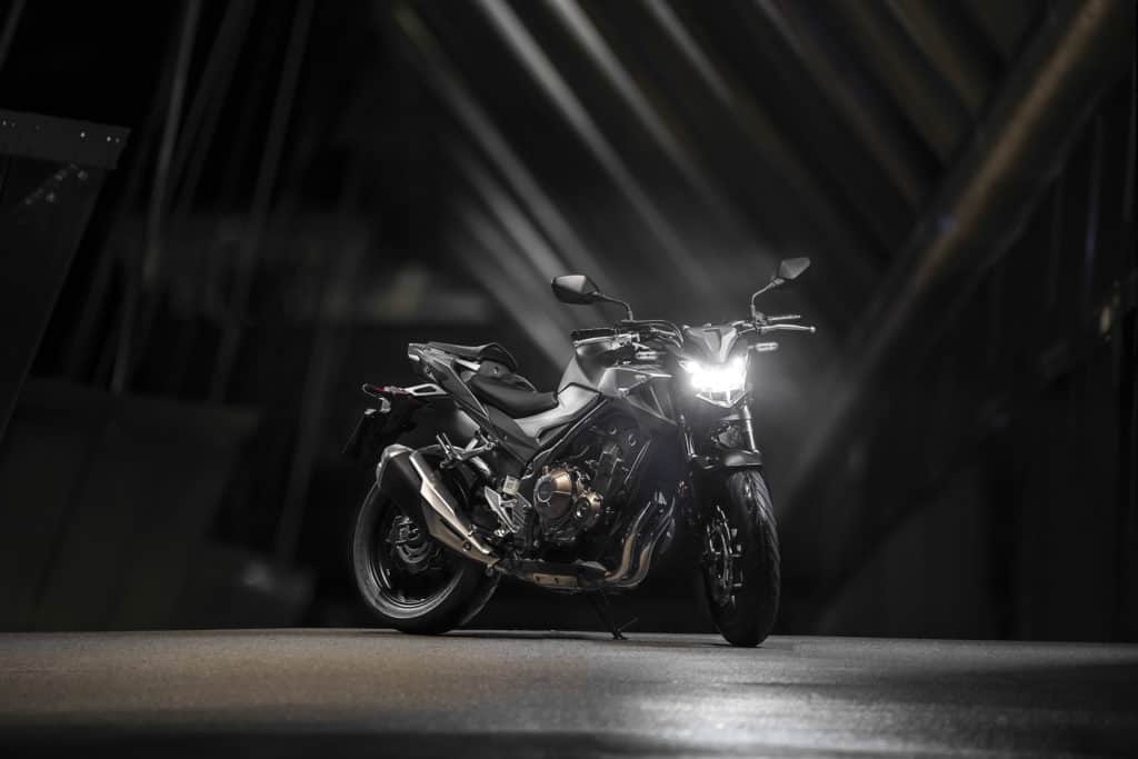 Das Matt Gunpowder Black Metallic steht der Honda CB 500F exzellent