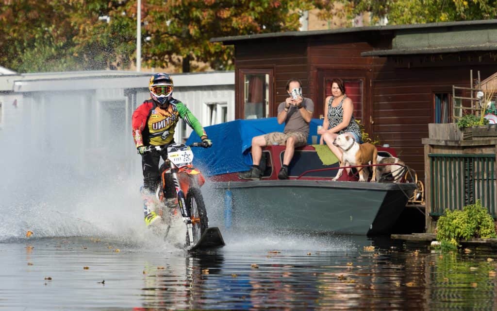 Robbie Maddison war mit seiner Fahrt übers Wasser die Aufmerksamkeit sicher 