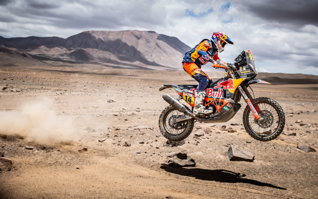 Sam Sunderland (KTM) half einem gestürzten Fahrer und holt sich den Tagessieg auf der 5. Etappe der Dakar 2019