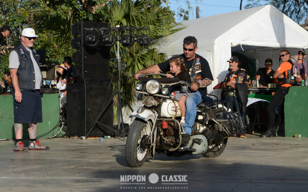 Mit Papa auf der Harley macht es am meisten Spaß