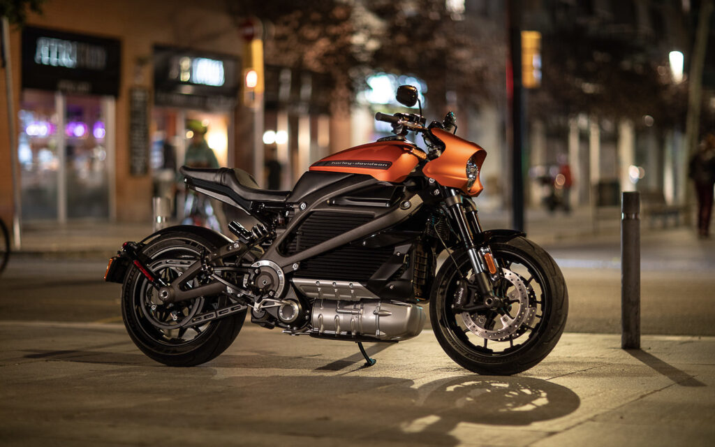 Die Harley-Davidson wirkt recht wuchtig, aber auch sportiv 