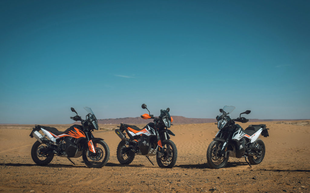 KTM 790 Adventure R gerahmt von den Standardversionen