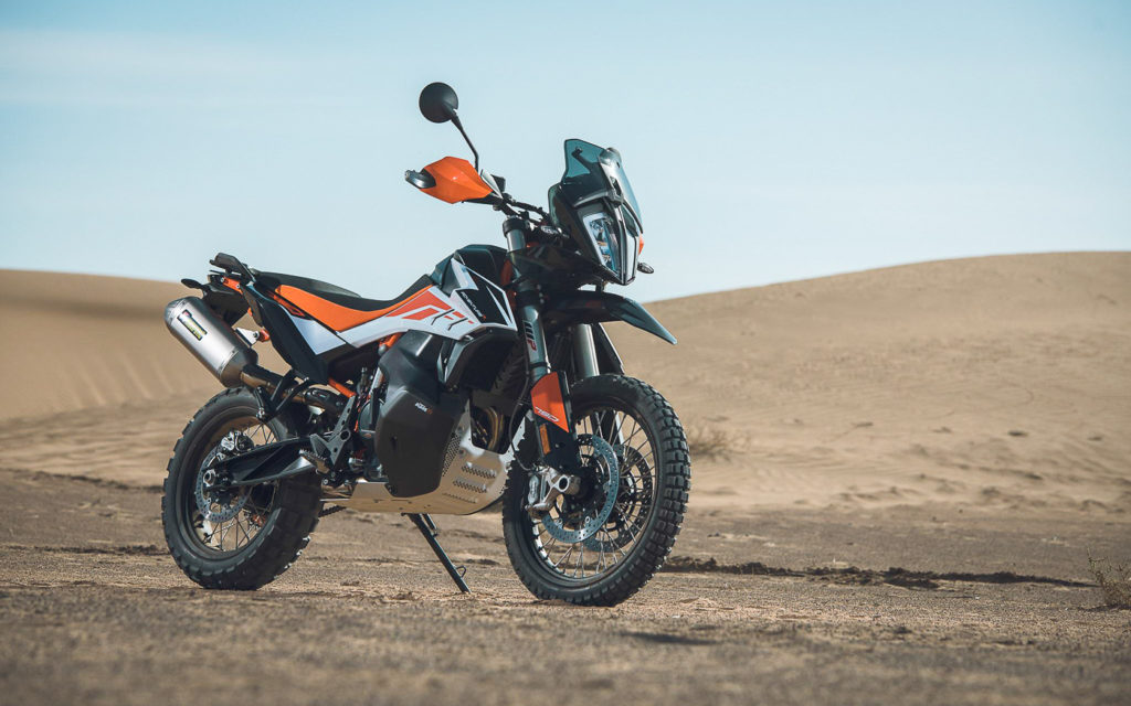 Der Tank der KTM 790 Adventure reicht weit nach unten