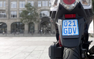 Nur das blaue Mofa-Kennzeichen ist 2021 gültig