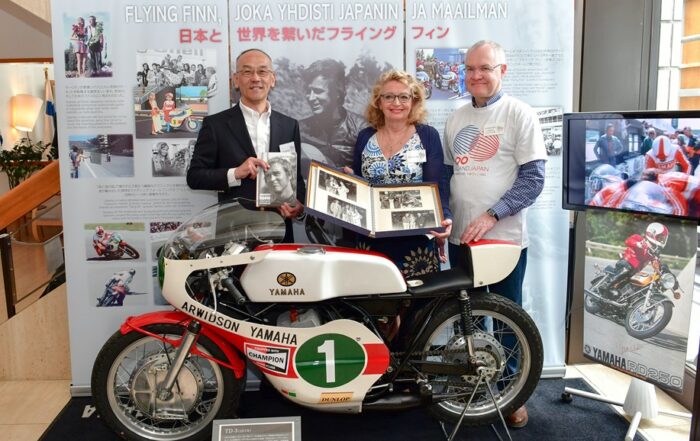 Yoshihihiro Hidaka, Soili Saarinen und Pekka Orpana, finnischer Botschafter in Japan