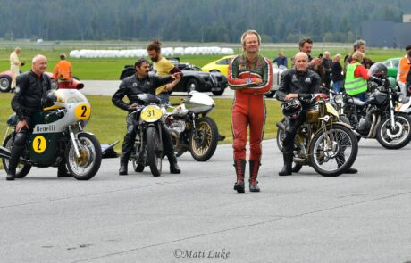 Viele Oldtimer aller Marken traten zum Sprintrennen in St. Moritz an