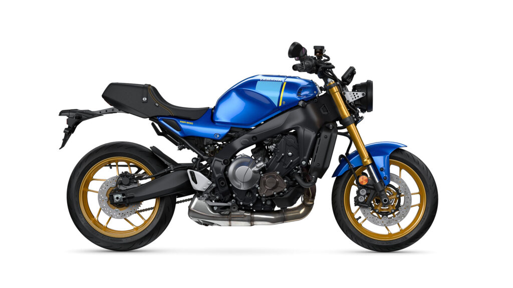 Die Yamaha XSR900 2022 in Legend Blue mit Cyan und Gelb sowie Gabel und Räder in Gold