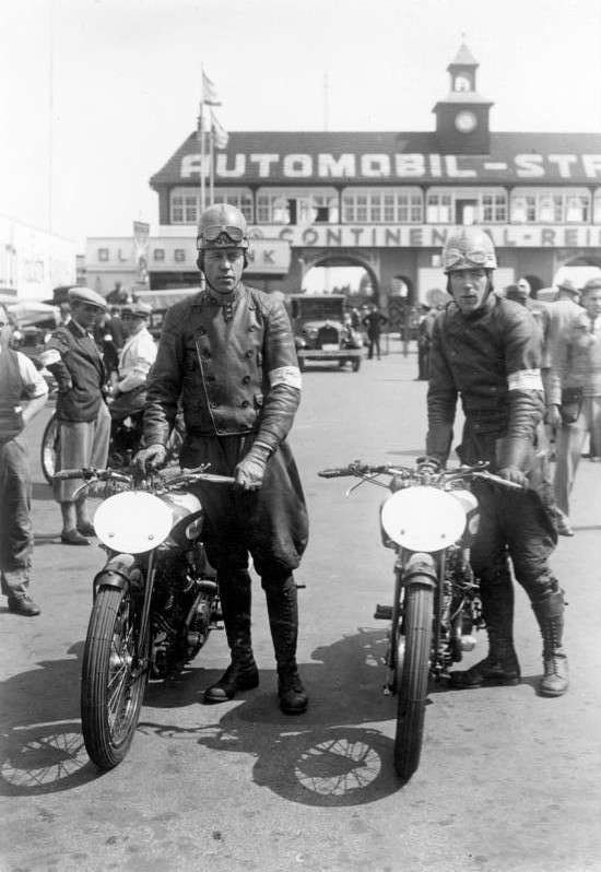 Die beiden schwedischen Motorradfahrer Sunqvist und Kalen (links) im Jahr 1933 