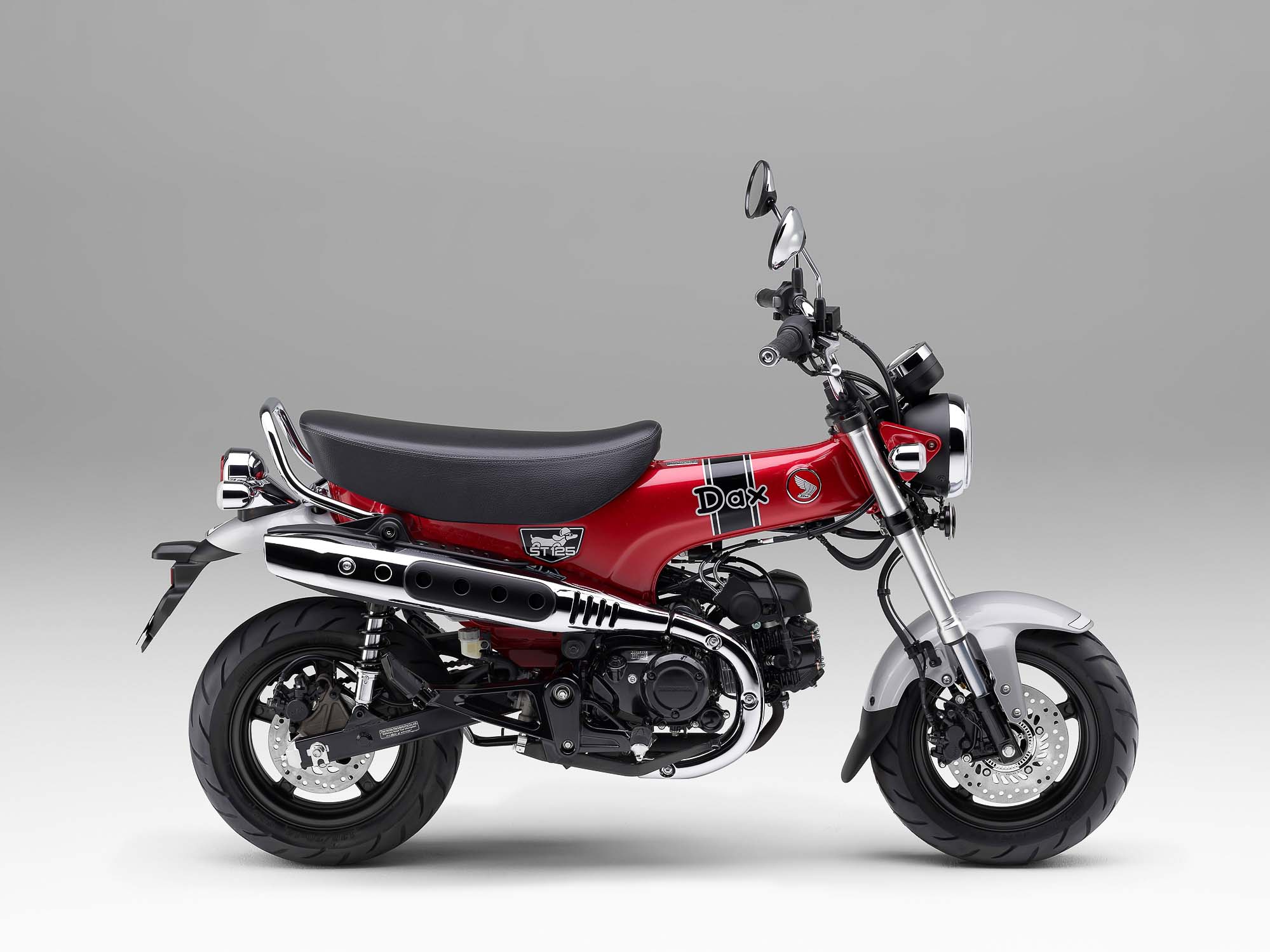 Modelljahr 2023 der Honda ST125 DAX in Pearl Nebula Red