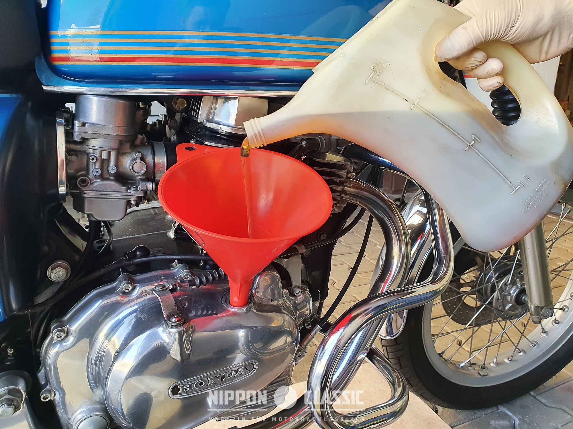 Ölwechsel an der Honda CB 400 T